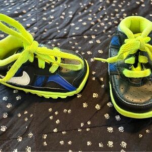 Nike Kids Black and Neon Green Sneakers